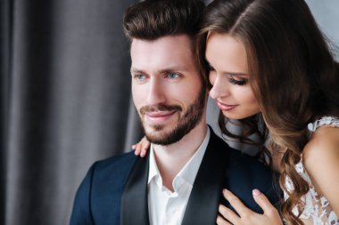 Güzel düğün çifti yakın yukarı portre birlikte. Gelin ve damat öpücük ve sarılmak birbirlerine