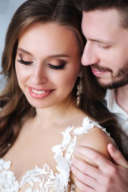 Birlikte güzel bir düğün çifti. Gelin ve damat öpücük ve sarılmak birbirlerine