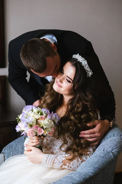 Mooie bruidspaar samen. Bruid en bruidegom kus en knuffel elkaar — Stockfoto