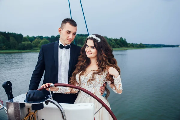 Casamento casal está abraçando em um iate . — Fotografia de Stock