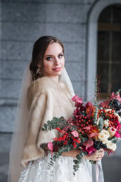 Vacker brud i mode brud klänning och päls i Bröllops dag. Brudbukett — Stockfoto