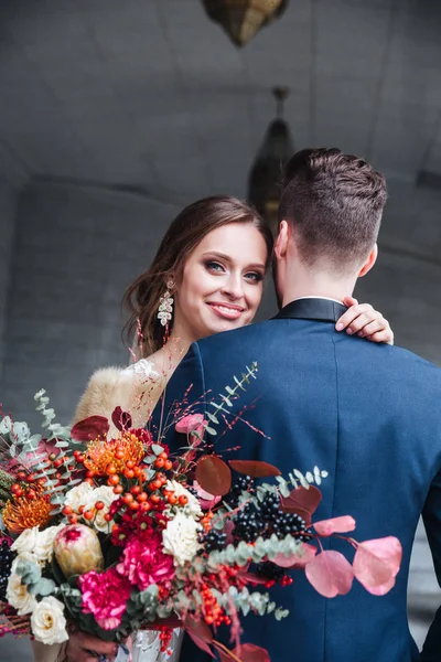 Noiva e noivo abraçando um ao outro em seu dia do casamento. Casal lindo — Fotografia de Stock