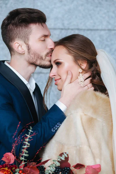 Noivo beijando e abraçando sua noiva em seu dia do casamento — Fotografia de Stock