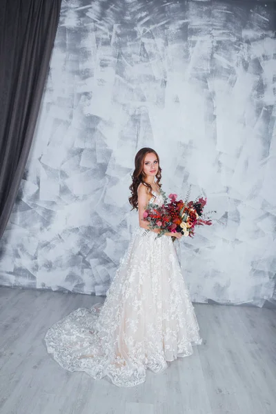 Bröllop mode brud i perfekt bröllop vit klänning med brudbukett — Stockfoto