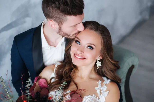 Retrato de belo casal de casamentos juntos. Noiva e noivo se beijam e se abraçam — Fotografia de Stock