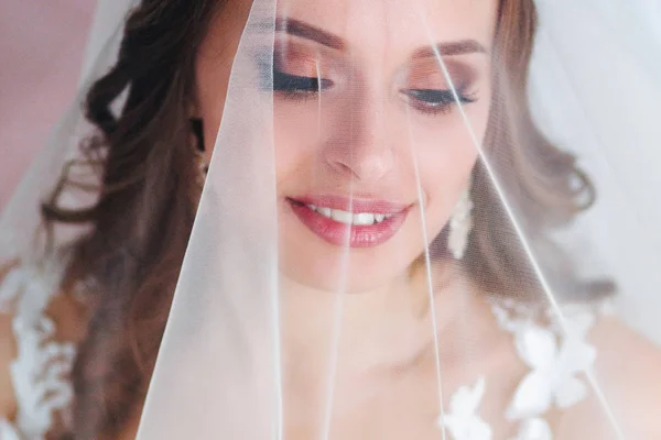 Vacker brud porträtt med slöja över hennes ansikte. Närbild porträtt av unga vackra bruden. Bröllop. — Stockfoto
