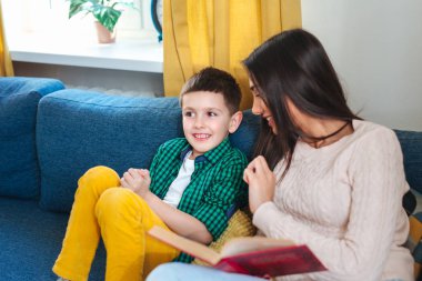 Evde bir kitap okuma anne ve oğul portresi