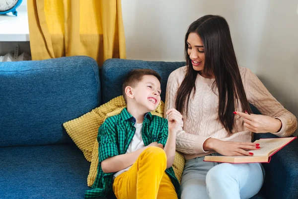 Evde bir kitap okuma anne ve oğul portresi