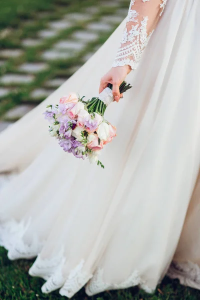 Vacker brudbukett i brudens hand — Stockfoto