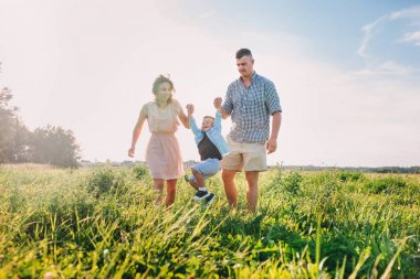 Anne ve baba sunnny yaz gününde oğul sallanan