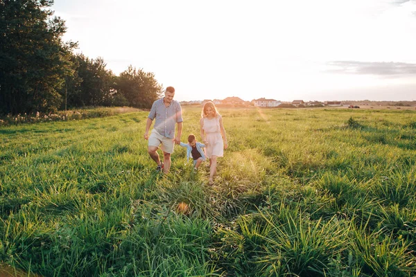 Mutlu çocuk parkında çalışan anne ile. Yaz Zamanı