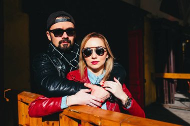 Deri ceket ve güneş gözlüğü seksi çift şehir sokakta birbirlerine sarılma