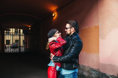 Şık güzel çift şehirde eğlenin