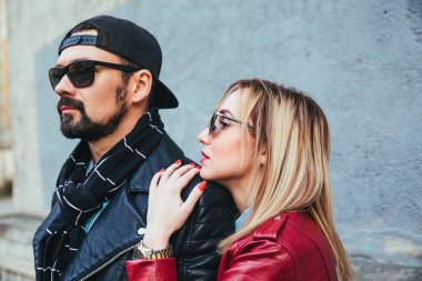 Deri ceket ve güneş gözlüğü sarılma Seksi güzel çift