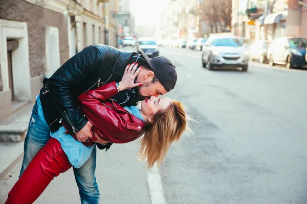 Romantic adult couple embracing and kissing on city street — Stock Photo, Image