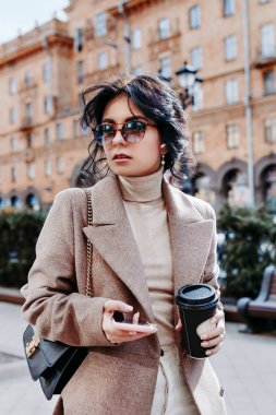 Moda iş kadını kahve içme ve şehir sokakta açık metin