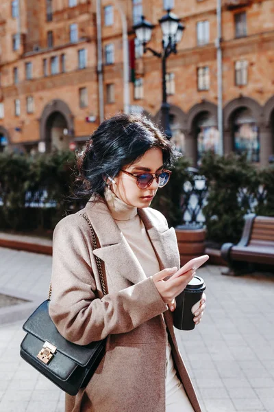 Fashionable woman texting outdoors in city street — Stock Photo, Image