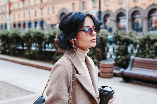 Retrato de una exitosa mujer de negocios sosteniendo una taza de café en la mano en su camino al trabajo — Foto de Stock