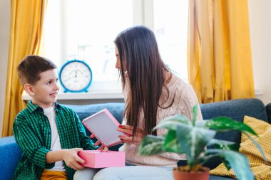 Anneler Günü'nde mutlu anneye hediye veren güzel çocuk