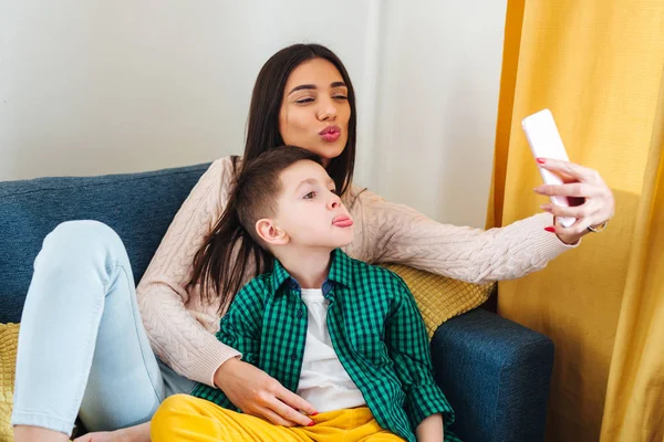 Anya és az ő kisfiát hogy selfie otthon — Stock Fotó