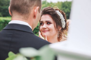 Düğün kemeri yakınında ağlayan gelinin yakın çekim