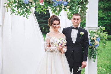 Düğün kemer yakınında Mutlu gelin ve damat