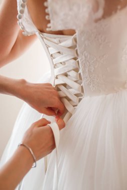 Gelin lik ücretleri, düğün gününe hazırlık. Gelinlik detayları, yakın çekim. Gelinin sabahı