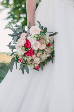 Parkta gelinin elinde güzellik düğün buketi