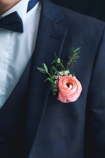 Zbliżenie różowy Jaskier boutonniere na pana młodego — Zdjęcie stockowe