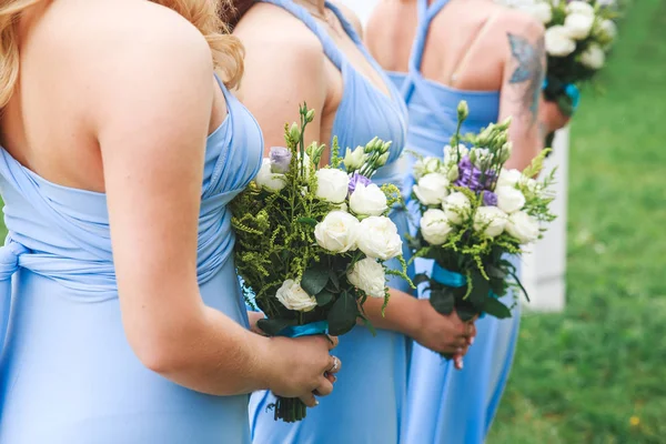 Damas de honra segurando um buquê na cerimônia de casamento — Fotografia de Stock