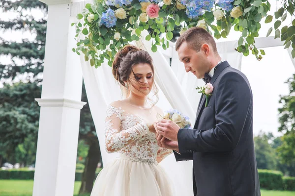 Groom porte une bague sur la main de la mariée lors de la cérémonie de mariage — Photo