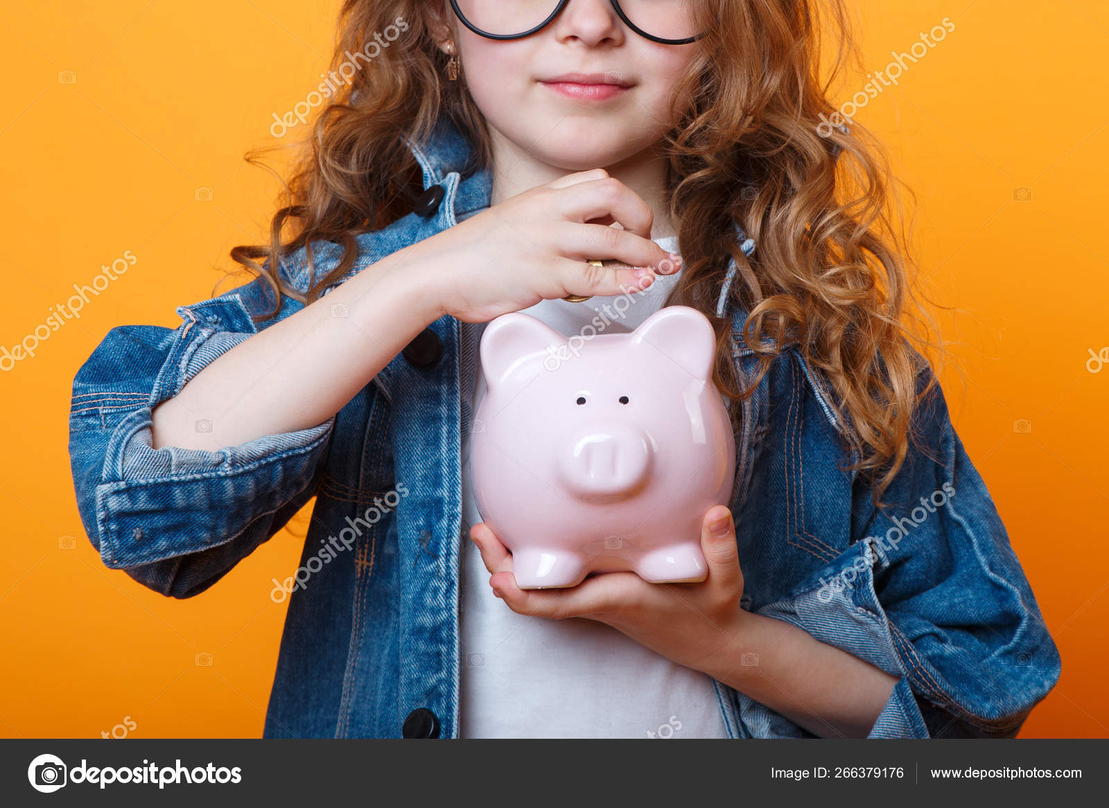 Concept Financier De L Argent De Poche Des Enfants Une Enfant Fille Avec Tirelire Sur Un Fond Orange Colore Image Libre De Droit Par Helenaak14 C Concept Financier De L Argent De Poche Des Enfants Une Enfant Fille Avec Tirelire Sur Un Fond Orange Colore Image Libre De Droit Par Helenaak14 C