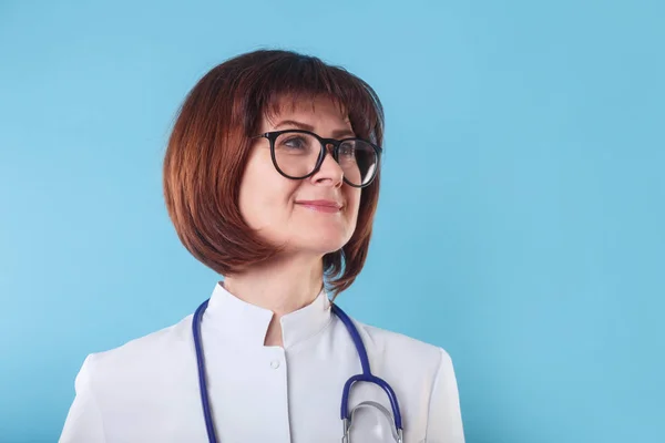 Close-up portret van dokter vrouw glimlachend en omhoog kijken — Stockfoto