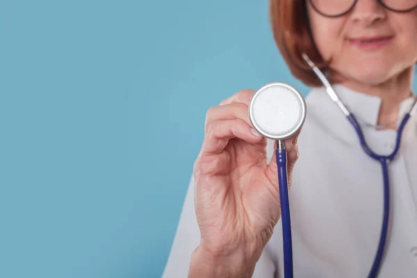 Close-up shot van stethoscoop holding in hand van vrouw arts — Stockfoto