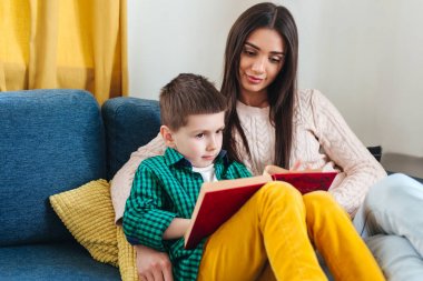 Evde bir kitap okuma anne ve oğul portresi