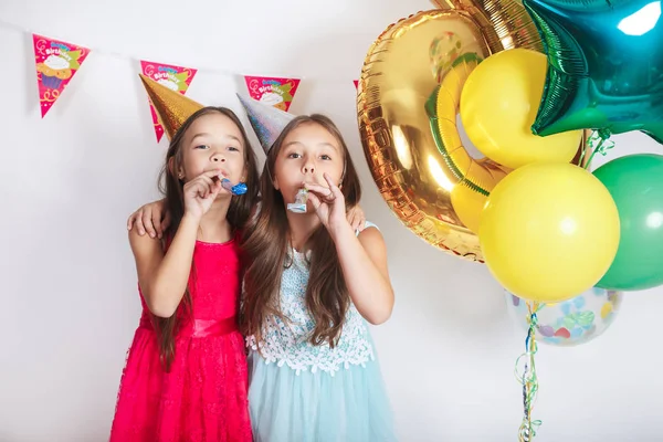 Grupa dzieci świętować urodziny razem — Zdjęcie stockowe