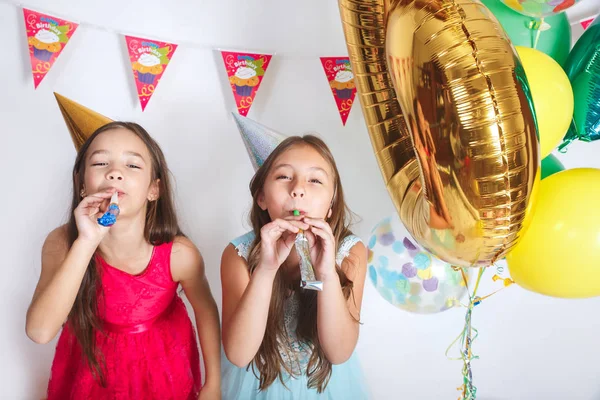 Grupo de crianças celebram festa de aniversário juntos — Fotografia de Stock
