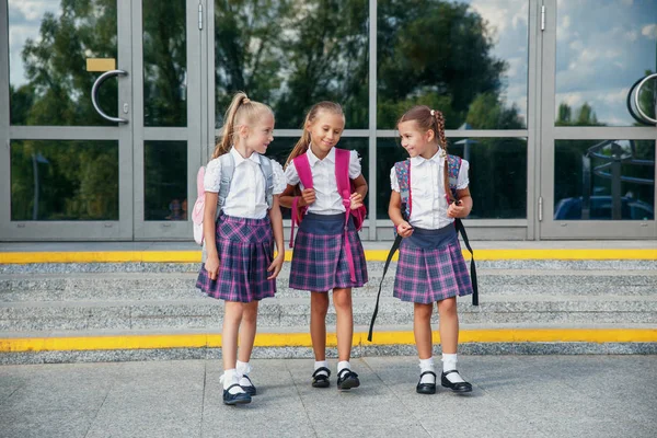 Groupe d'enfants avec sac à dos allant à l'école ensemble — Photo