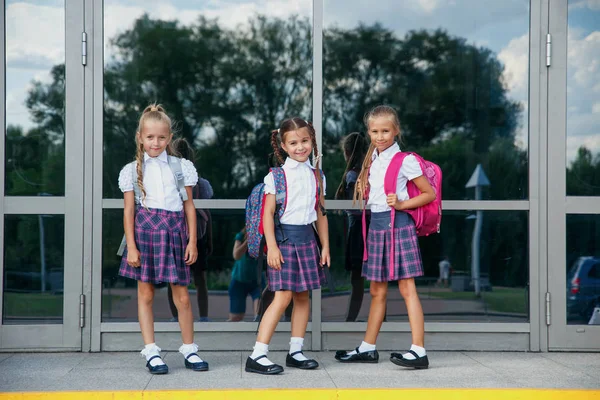 Skupina dětí s batohu jít společně do školy — Stock fotografie