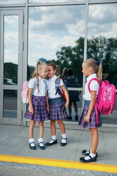 Skupina dětí s batohu jít společně do školy — Stock fotografie