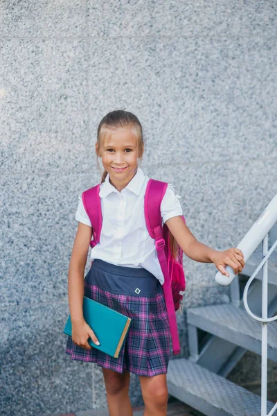 Je retourne à l'école. Portrait de belle jeune écolière, concept éducatif — Photo