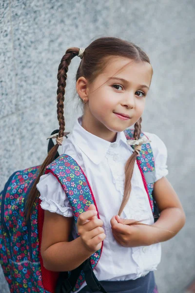 Šťastná malá školka s batohu. Zpět do školy — Stock fotografie