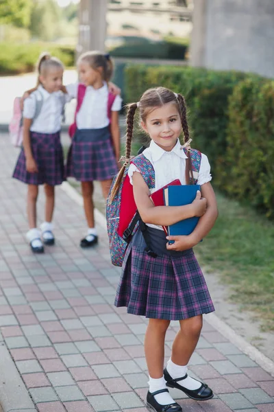 Groep kinderen met rugzak gaan samen naar school — Stockfoto