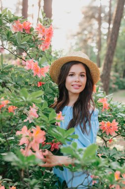 Çiçek çiçekleri hasır şapka güzel romantik kadının portresi kadar yakın