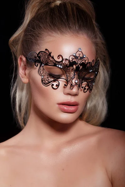 Sexy model vrouw in Venetiaanse Masquerade carnaval masker op zwarte achtergrond. Glamour Lady — Stockfoto