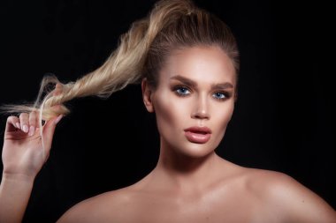 Sarı saçlı ve profesyonel siyah arka plan üzerinde makyaj ile güzel şehvetli kadın