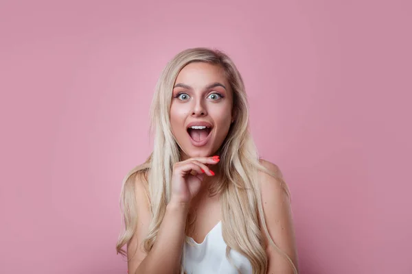 Woman surprise showing product .Beautiful surprised , wonder and shocked girl with blond hair . — Stock Photo, Image