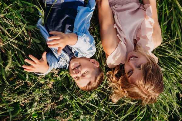 Madre feliz con su pequeño hijo jugando juntos en el campo en el día de verano — Foto de Stock