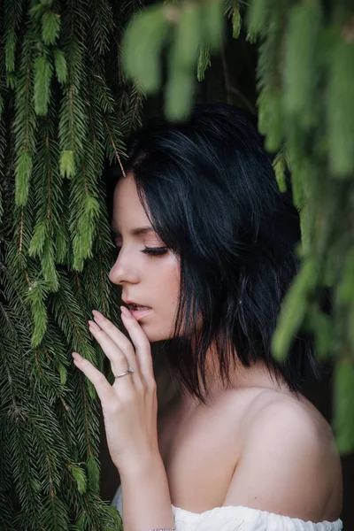 Εννοιολογικό προφίλ φωτογραφιών πορτρέτο χαλαρή γυναίκα πρόσωπο κλειστά μάτια στο δάσος — Φωτογραφία Αρχείου