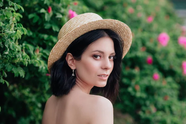 Al aire libre retrato de cerca de la joven hermosa chica sonriente feliz con sombrero de paja elegante . — Foto de Stock